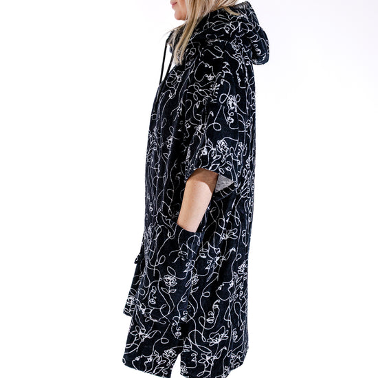 Poncho surf à capuche ALL-IN Oneline, vue profil, coton éponge OEKO-TEX navy, SS26