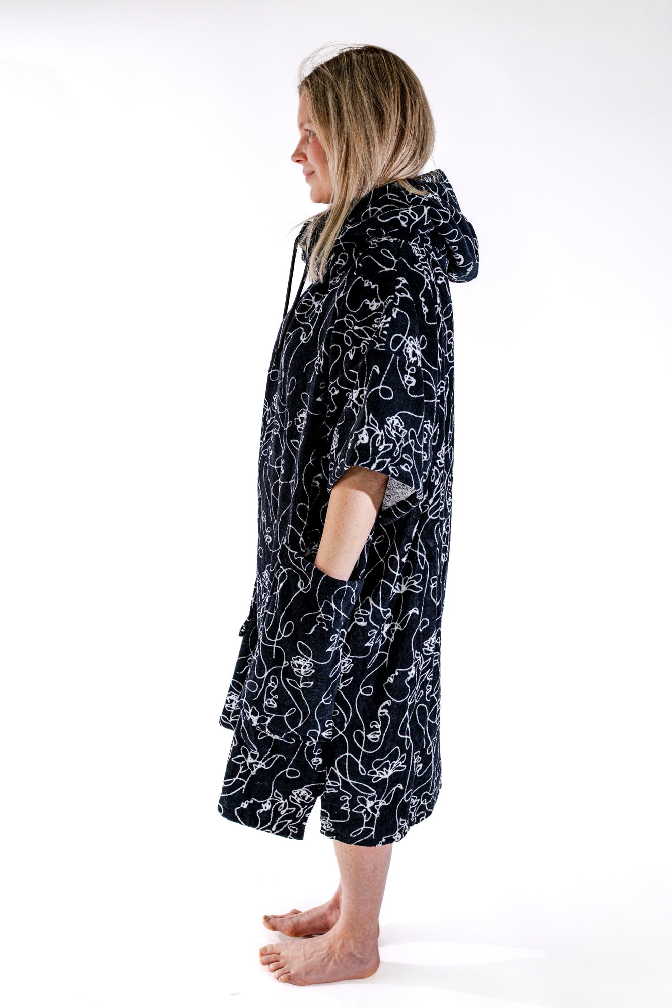 Poncho surf à capuche ALL-IN Oneline, vue profil, coton éponge OEKO-TEX navy, SS26