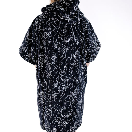 Poncho de bain ALL-IN Oneline, vue dos, print one line art floral navy et blanc, SS26