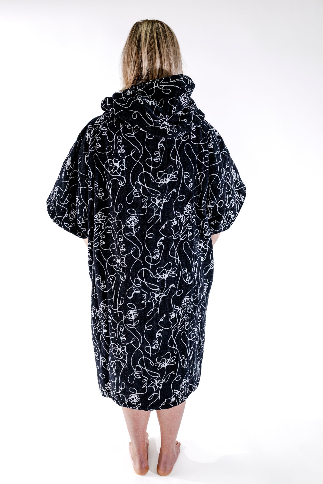 Poncho de bain ALL-IN Oneline, vue dos, print one line art floral navy et blanc, SS26