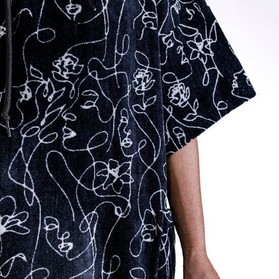 Poncho ALL-IN Oneline, détail print all-over visages et fleurs trait continu, éponge coton navy