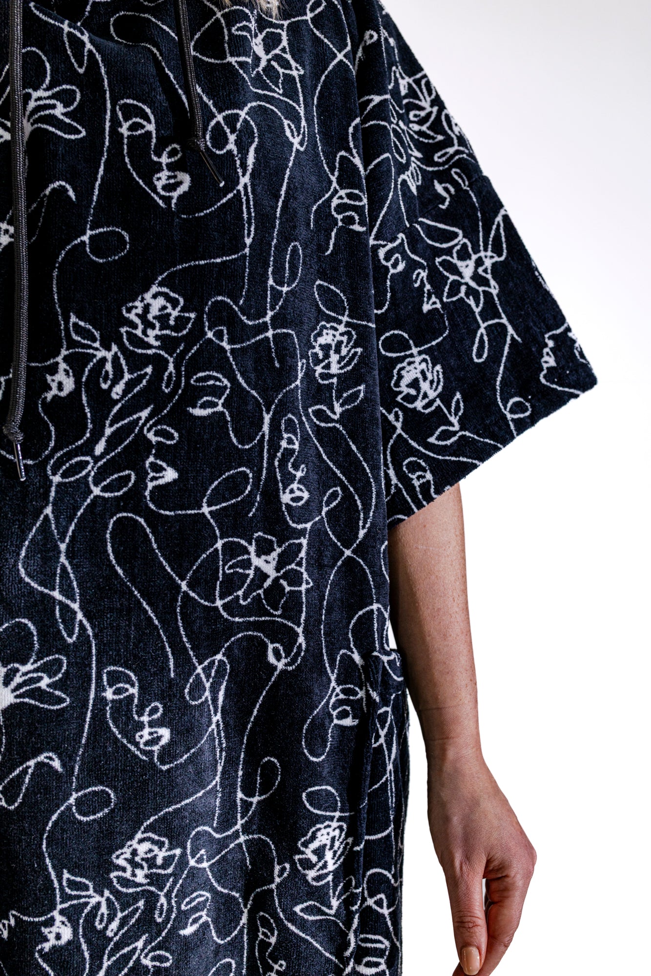 Poncho ALL-IN Oneline, détail print all-over visages et fleurs trait continu, éponge coton navy