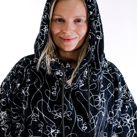 Poncho de bain femme ALL-IN Oneline, capuche relevée, motif one line art navy et blanc