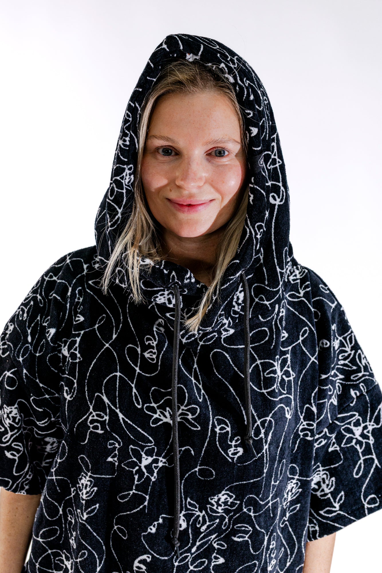 Poncho de bain femme ALL-IN Oneline, capuche relevée, motif one line art navy et blanc