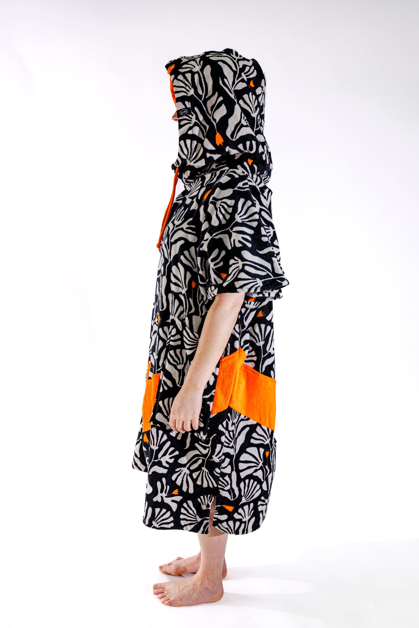 Poncho surf adulte ALL-IN Corail vue de profil, coupe V-Shape ample, cordon orange contrasté