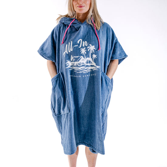Poncho surf adulte ALL-IN Island vue de face, coupe V-Shape, coloris bleu indigo