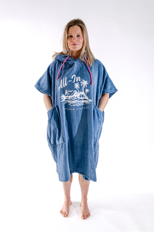Poncho surf adulte ALL-IN Island vue de face, coupe V-Shape, coloris bleu indigo