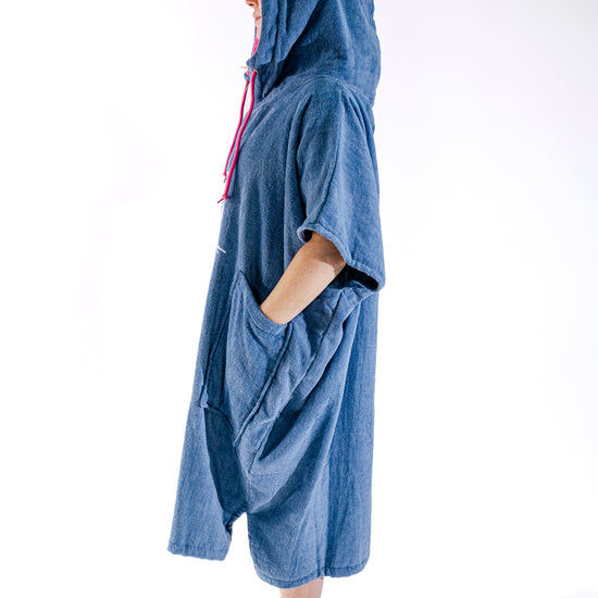 Dos du poncho surf adulte ALL-IN Island, capuche rose contrastée, coupe V-Shape