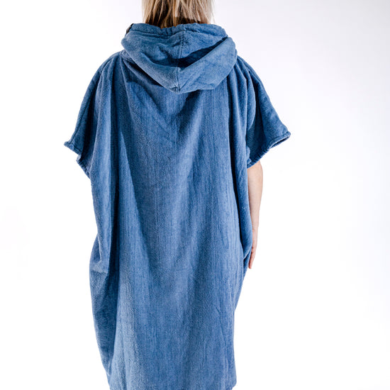 Vue arrière poncho surf ALL-IN Island avec grande capuche protectrice rose