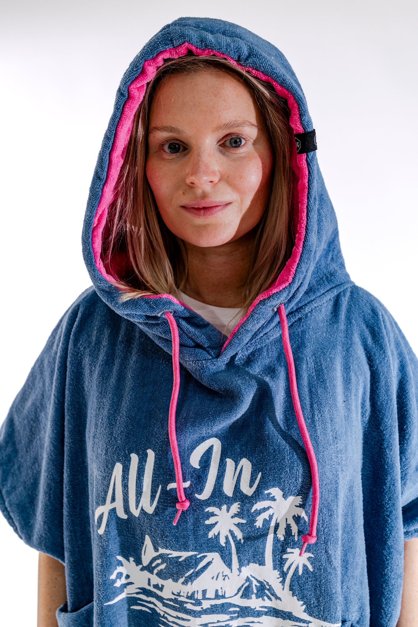 Détail capuche rose contrastée du poncho surf adulte ALL-IN Island