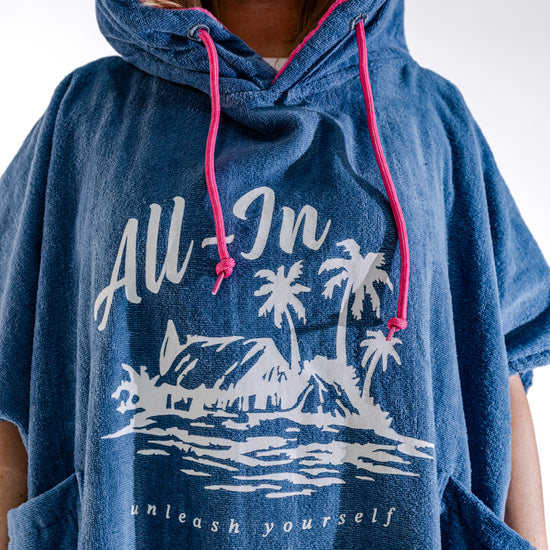Zoom logo ALL-IN brodé sur poncho surf Island, tissu éponge 100% coton
