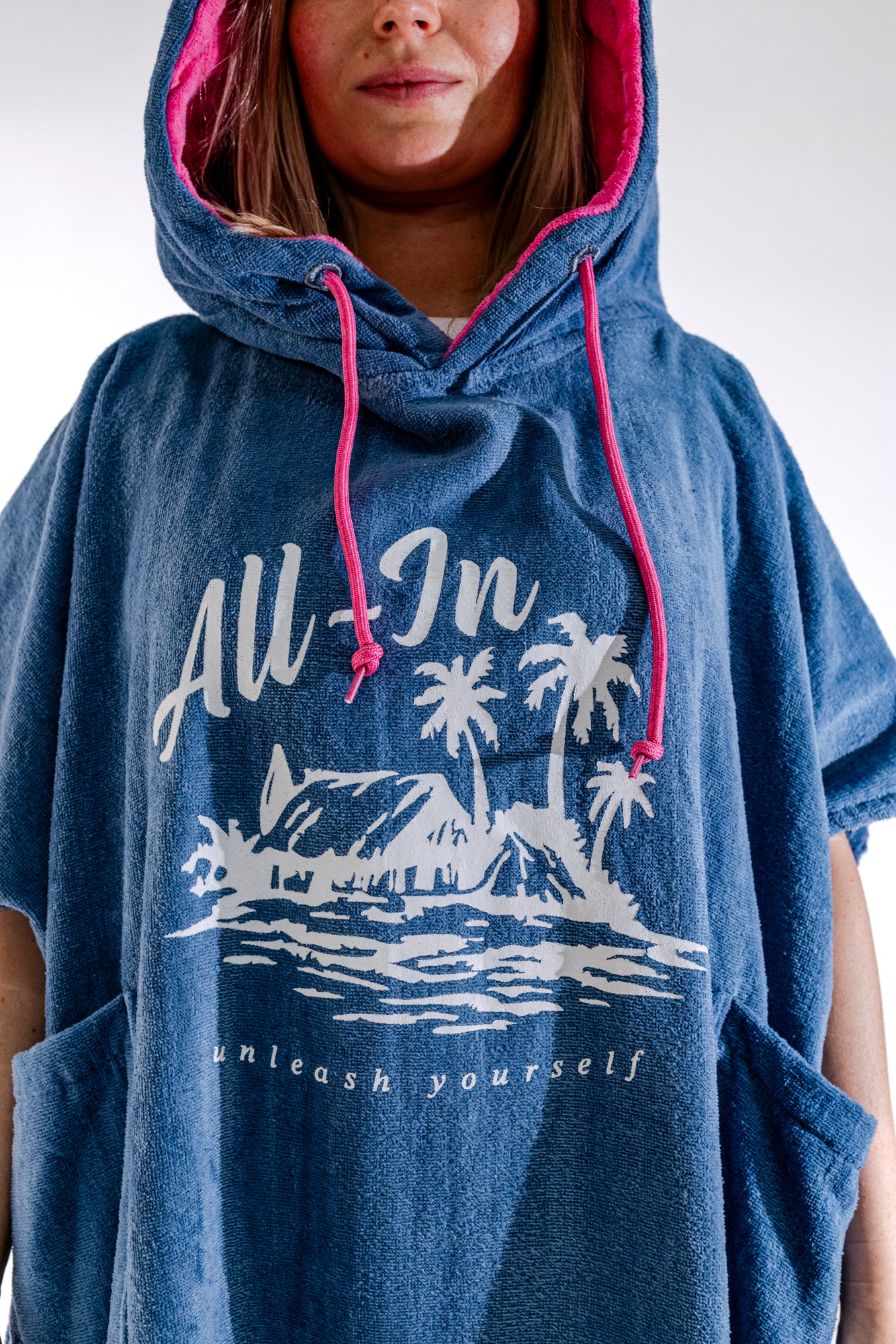 Zoom logo ALL-IN brodé sur poncho surf Island, tissu éponge 100% coton