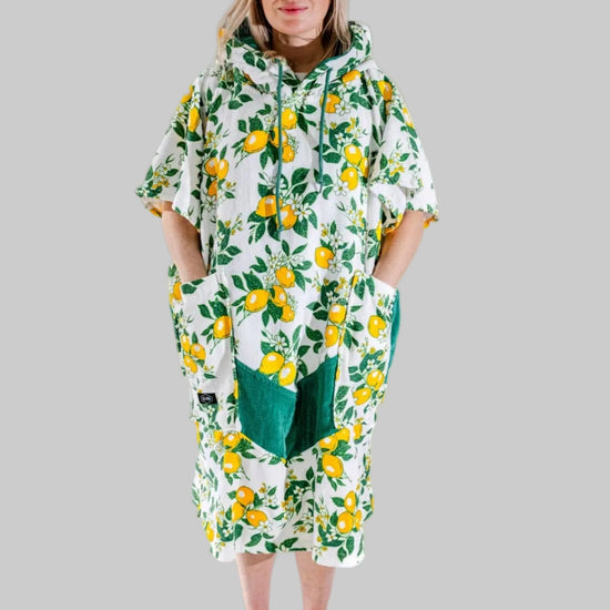 Poncho surf femme ALL-IN Lemonade zoom capuche, motif citrons jaunes et feuilles vertes, cordon vert