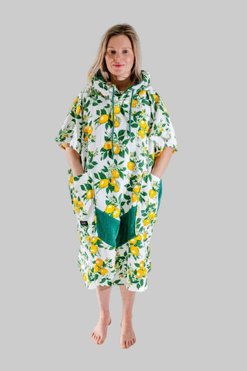 Poncho surf femme ALL-IN Lemonade zoom capuche, motif citrons jaunes et feuilles vertes, cordon vert