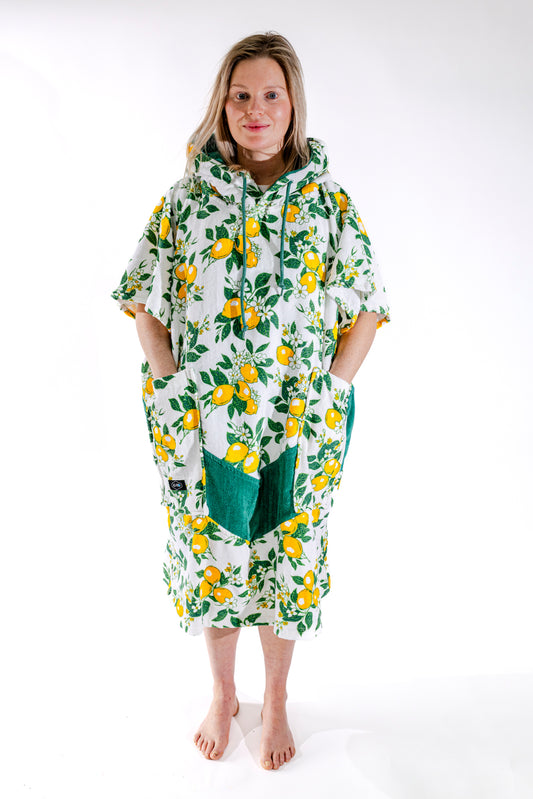 Poncho surf femme ALL-IN Lemonade zoom capuche, motif citrons jaunes et feuilles vertes, cordon vert