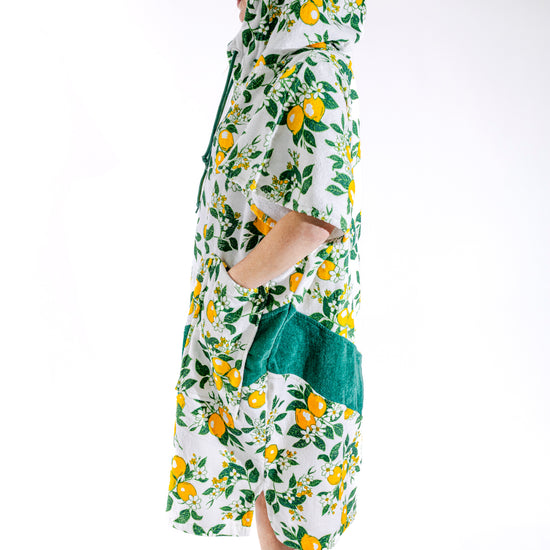 Poncho surf femme ALL-IN Lemonade vue de profil, coupe V-Shape, motif citrons estival jaune et vert