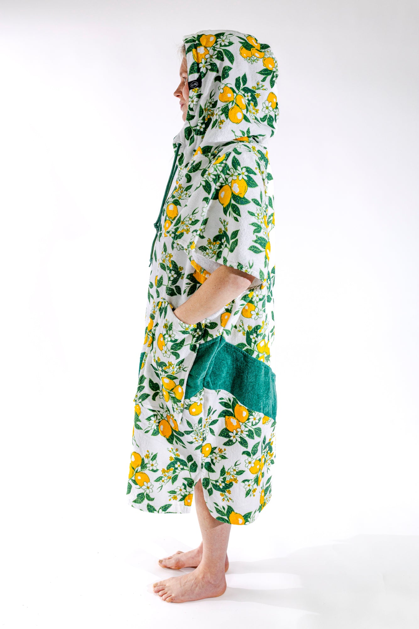 Poncho surf femme ALL-IN Lemonade vue de profil, coupe V-Shape, motif citrons estival jaune et vert