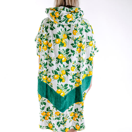 Dos du poncho surf femme ALL-IN Lemonade, capuche protectrice, motif citrons jaunes et feuilles vertes
