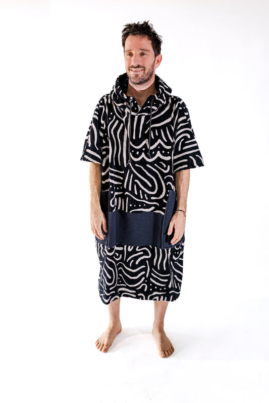 Poncho surf adulte ALL-IN Matis Black vue de face, motif graphique noir et blanc, poches noires