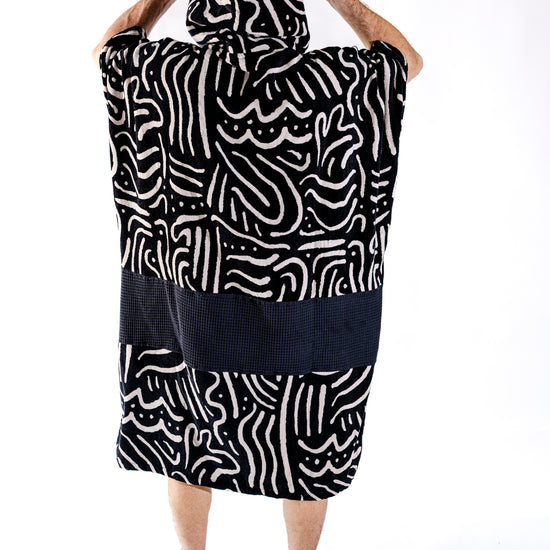 Dos du poncho surf adulte ALL-IN Matis Black, capuche relevée, poches noires, motif graphique