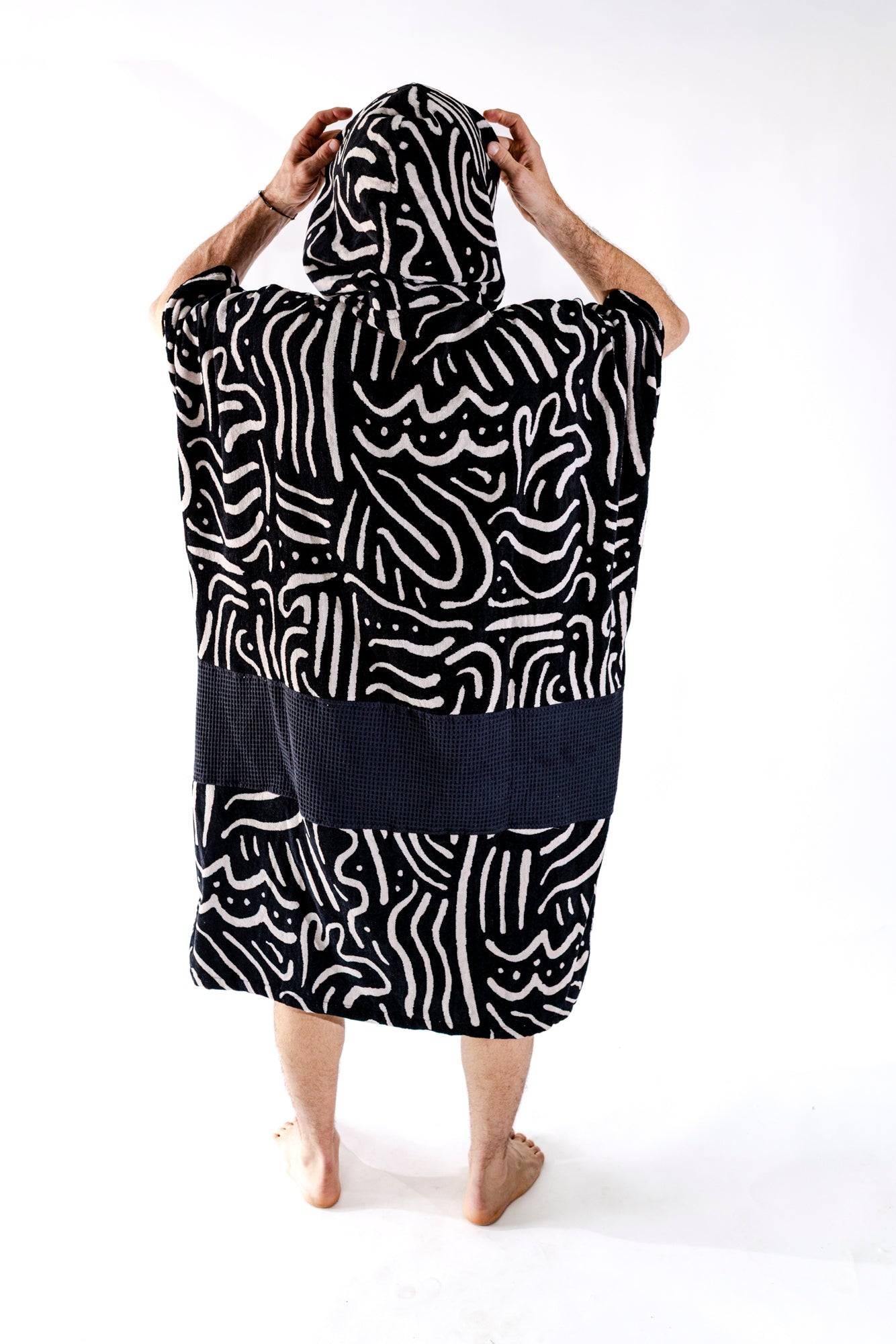 Dos du poncho surf adulte ALL-IN Matis Black, capuche relevée, poches noires, motif graphique