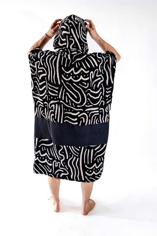 Dos du poncho surf adulte ALL-IN Matis Black, capuche relevée, poches noires, motif graphique