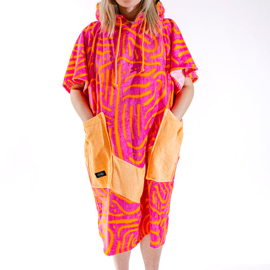 Poncho surf femme ALL-IN Matis Rose vue de face, motif zébré rose et orange, poches orange vif