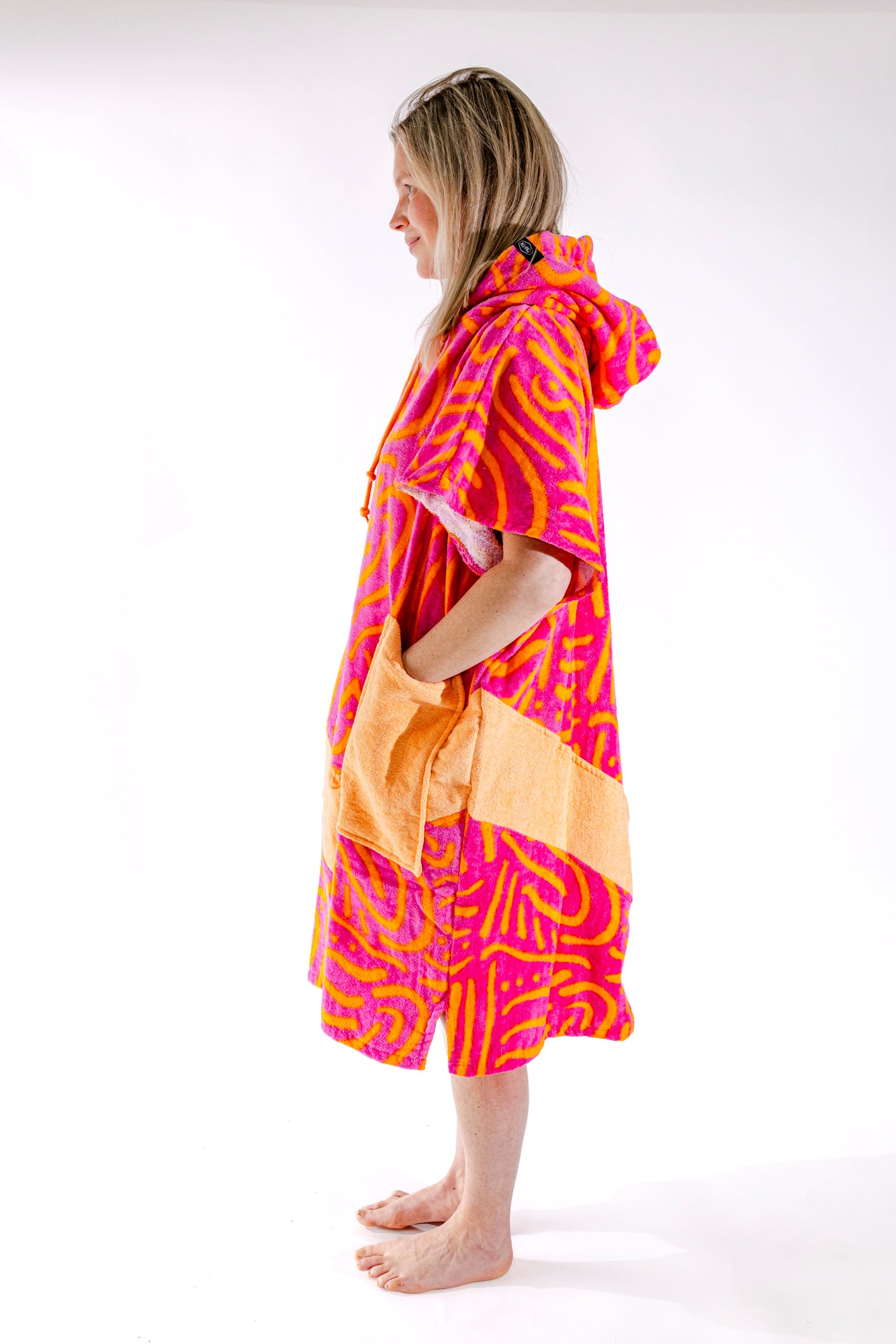 Poncho surf femme ALL-IN Matis Rose vue de profil, coupe V-Shape, motif zébré rose et orange
