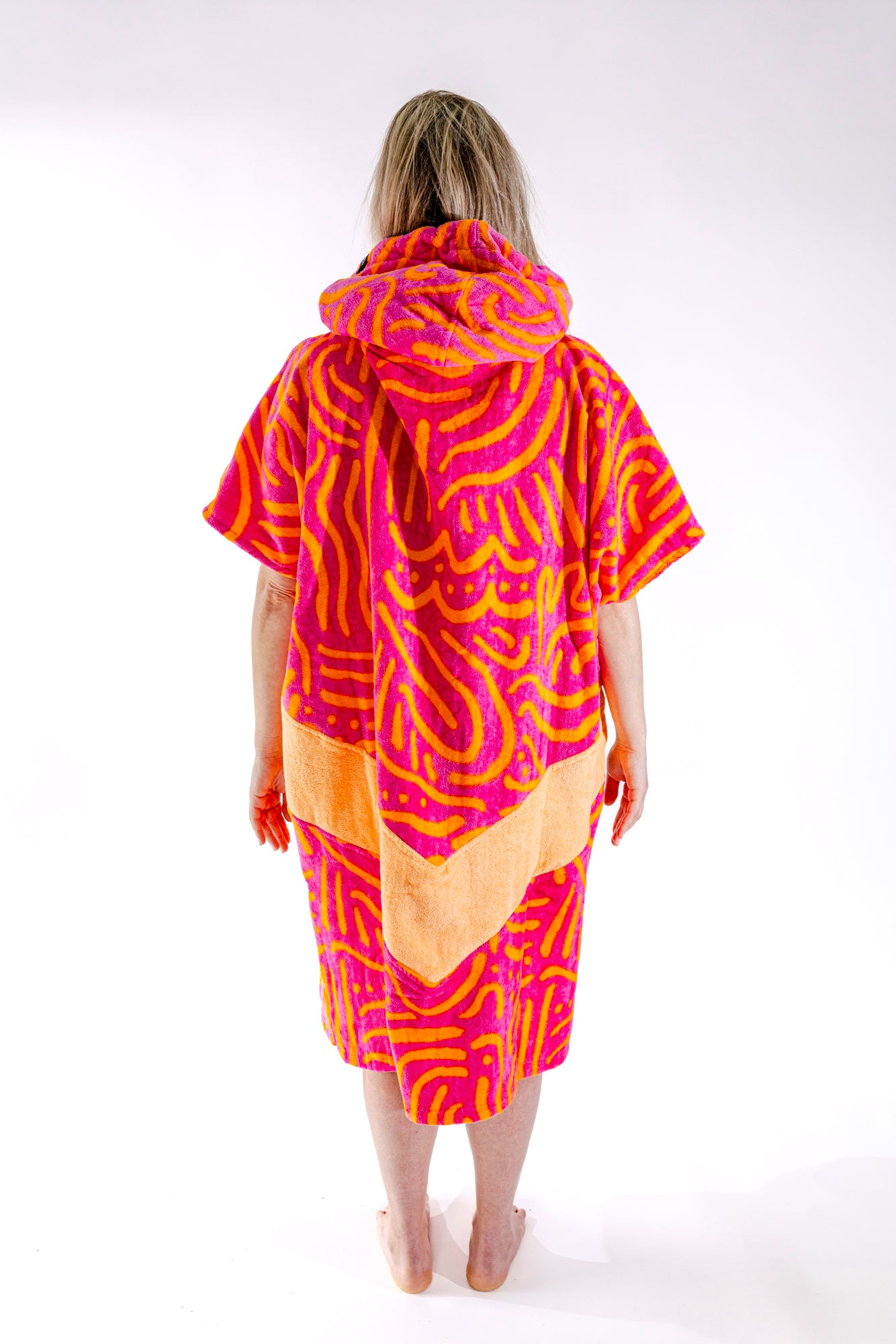 Dos du poncho surf femme ALL-IN Matis Rose, capuche protectrice, motif zébré rose et orange contrasté