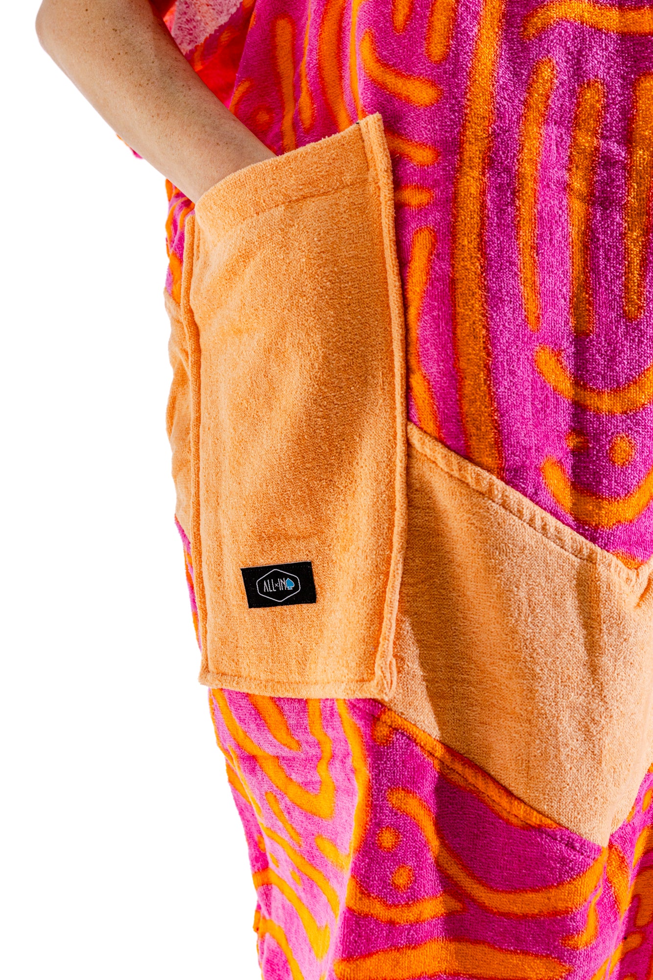 Détail poches orange et motif zébré du poncho surf femme ALL-IN Matis Rose, 100% coton éponge