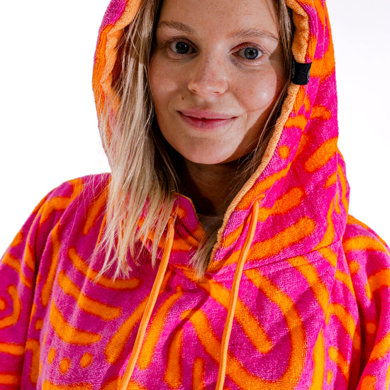 Détail capuche du poncho surf femme ALL-IN Matis Rose, motif zébré rose et orange, doublure orange