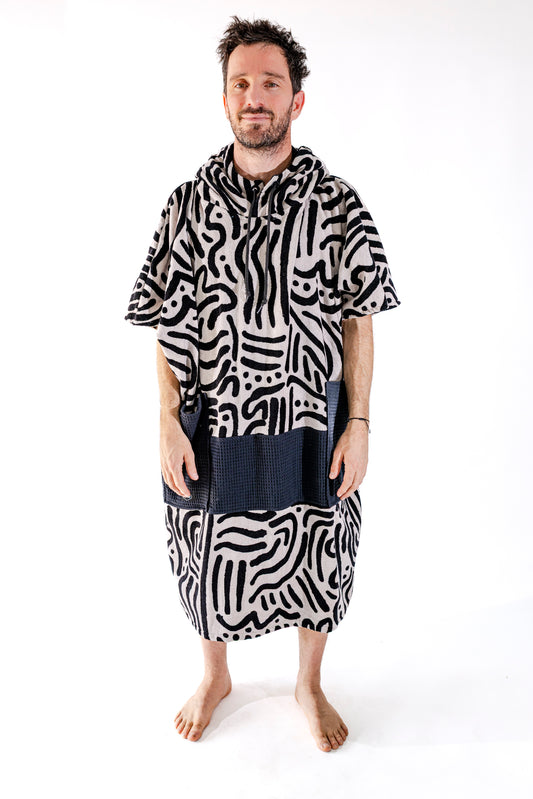 Poncho de surf ALL-IN Matis White, vue de face, print graphique abstrait écru et noir, SS26