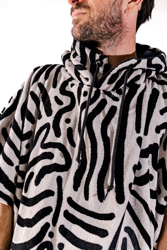 Poncho ALL-IN Matis White, détail imprimé capuche, motifs abstraits noir et écru, éponge coton