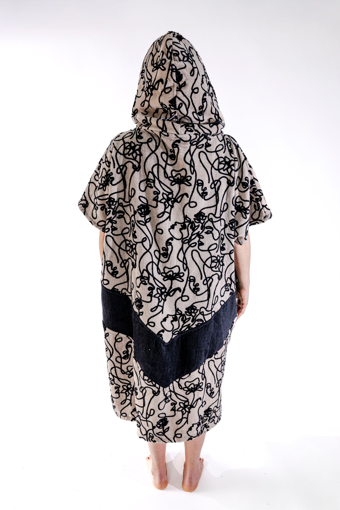 Dos du poncho surf adulte ALL-IN Oneline avec grande capuche protectrice, poches noires contrastées