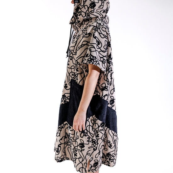 Poncho surf ALL-IN Oneline porté capuche relevée, vue arrière, coloris beige et noir contrasté