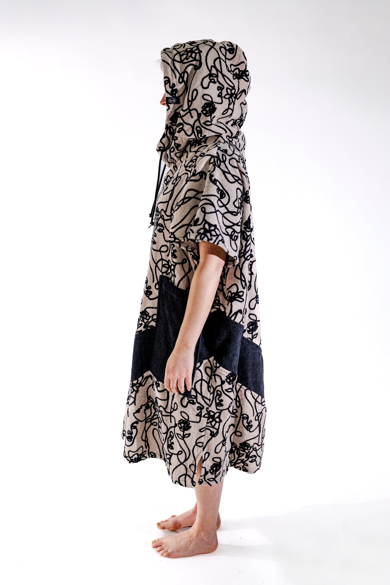 Poncho surf ALL-IN Oneline porté capuche relevée, vue arrière, coloris beige et noir contrasté