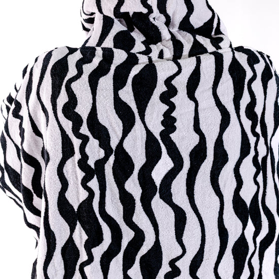 Détail capuche du poncho surf adulte ALL-IN Stripes, motif zébré noir et blanc, doublure noire
