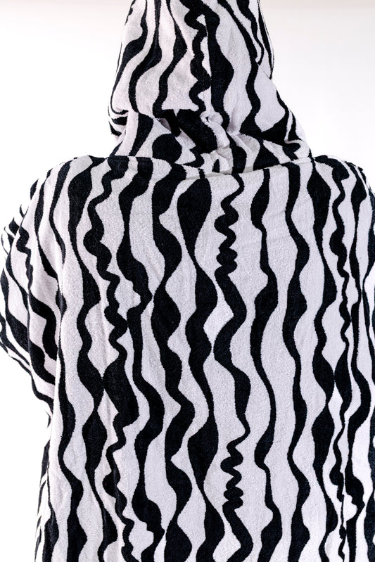 Détail capuche du poncho surf adulte ALL-IN Stripes, motif zébré noir et blanc, doublure noire