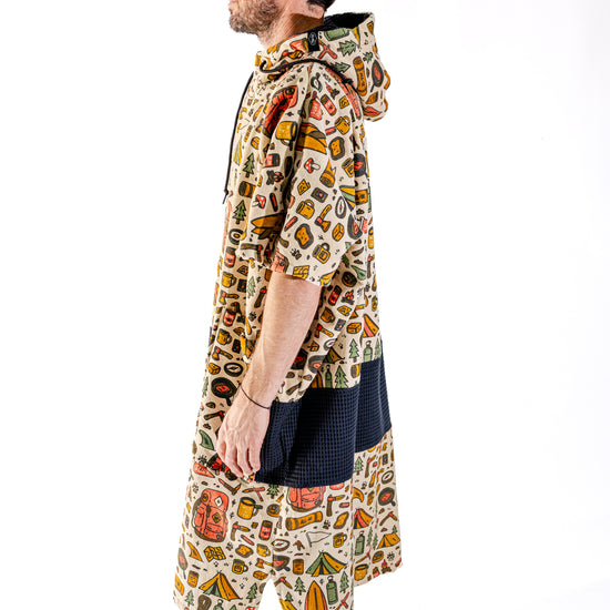 Poncho surf adulte ALL-IN Surf Camp vue de profil, coupe V-Shape ample, motif outdoor multicolore