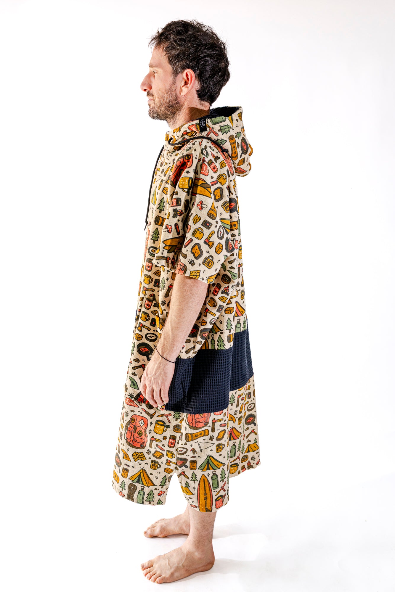 Poncho surf adulte ALL-IN Surf Camp vue de profil, coupe V-Shape ample, motif outdoor multicolore