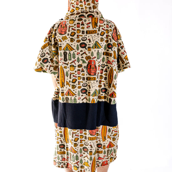 Dos du poncho surf adulte ALL-IN Surf Camp, capuche protectrice, motif camping illustrations colorées