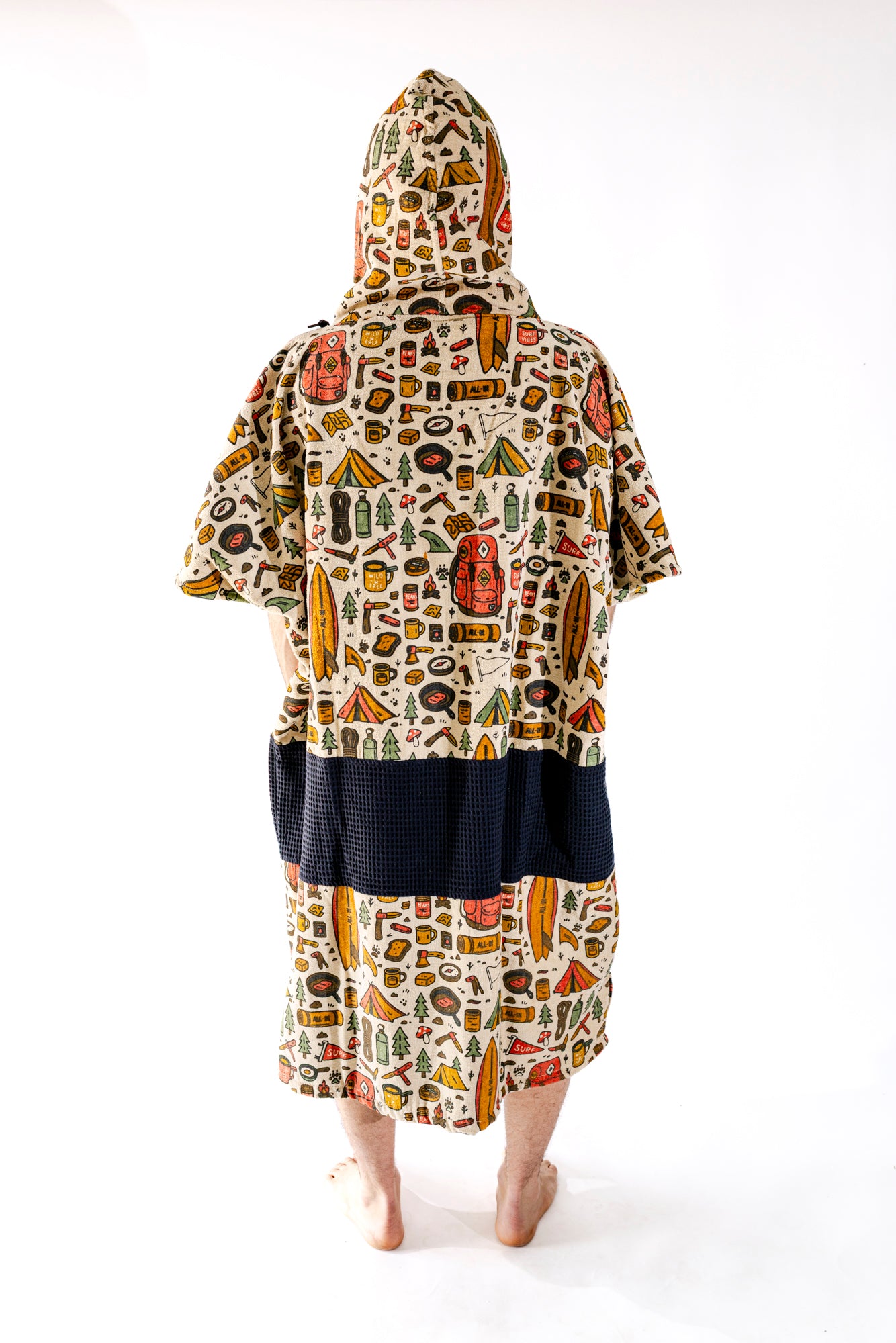 Dos du poncho surf adulte ALL-IN Surf Camp, capuche protectrice, motif camping illustrations colorées