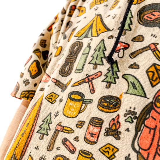 Détail capuche du poncho surf adulte ALL-IN Surf Camp, doublure colorée assortie au motif outdoor