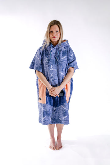 Poncho surf adulte ALL-IN Surfing Madame vue de face, motif surf bleu marine, poches saumon