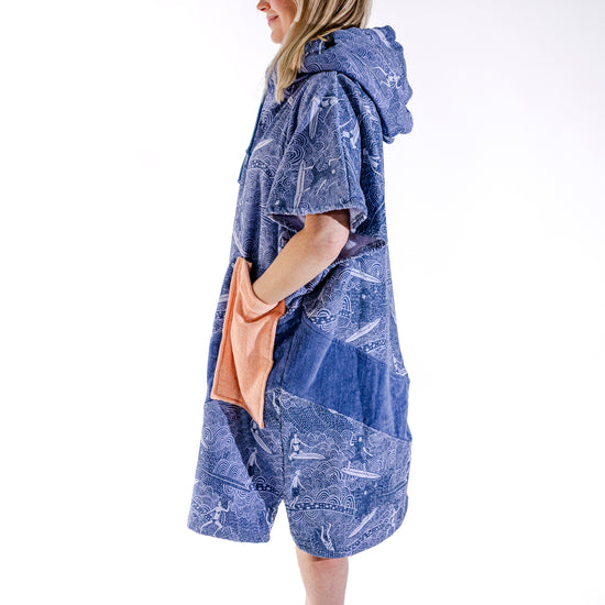 Poncho surf femme ALL-IN Surfing Madame vue de profil, coupe V-Shape, poches saumon contrastées