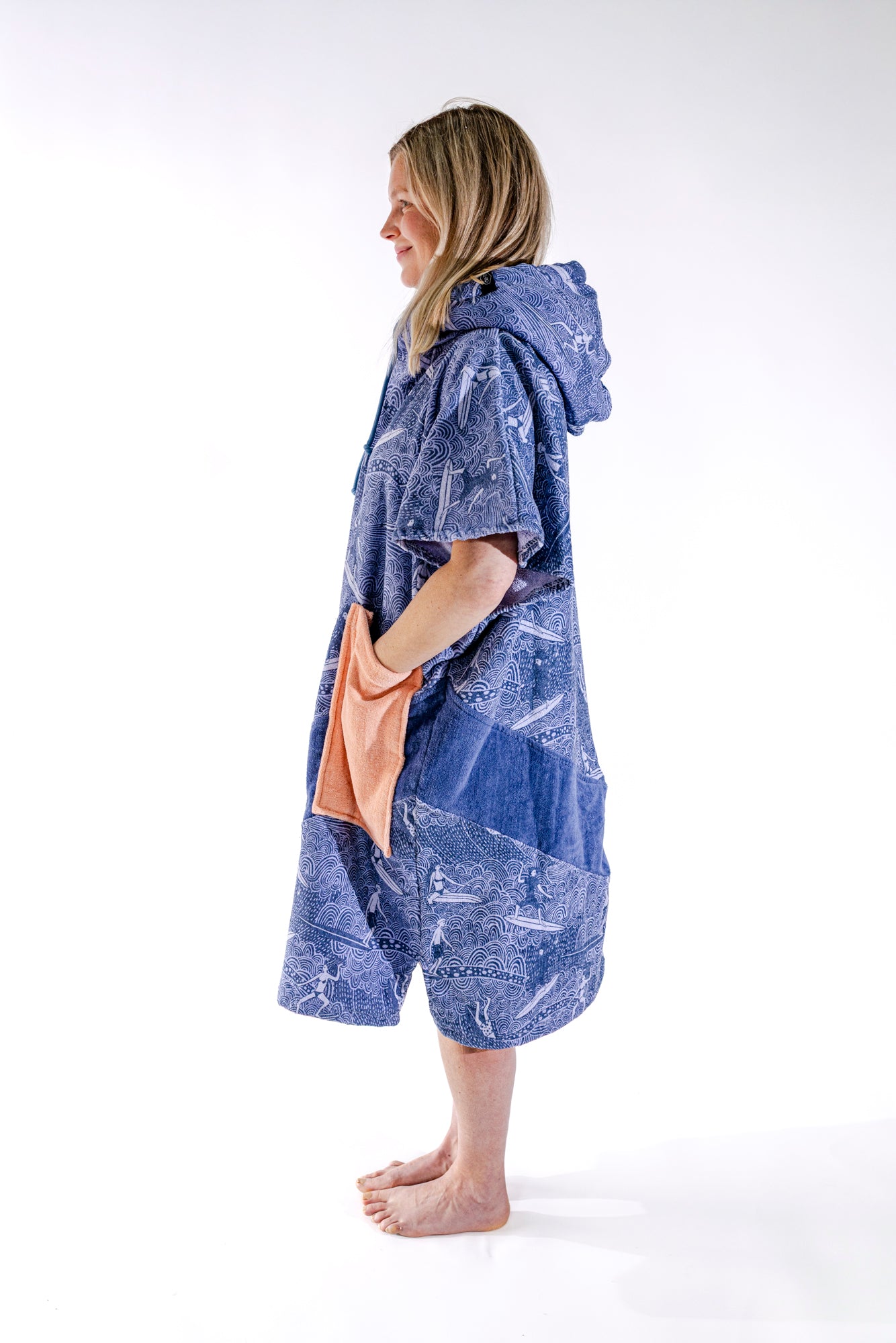 Poncho surf femme ALL-IN Surfing Madame vue de profil, coupe V-Shape, poches saumon contrastées