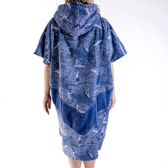 Dos du poncho surf femme ALL-IN Surfing Madame, motif surf bleu marine, coupe ample