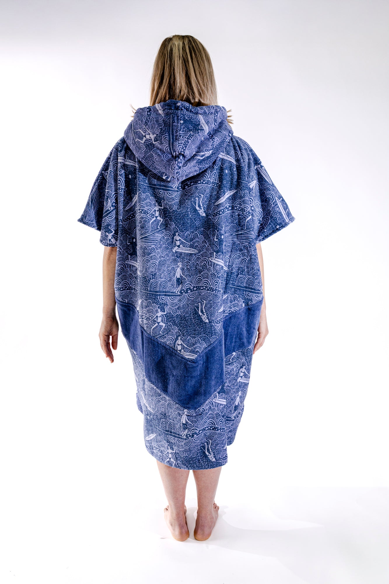Dos du poncho surf femme ALL-IN Surfing Madame, motif surf bleu marine, coupe ample