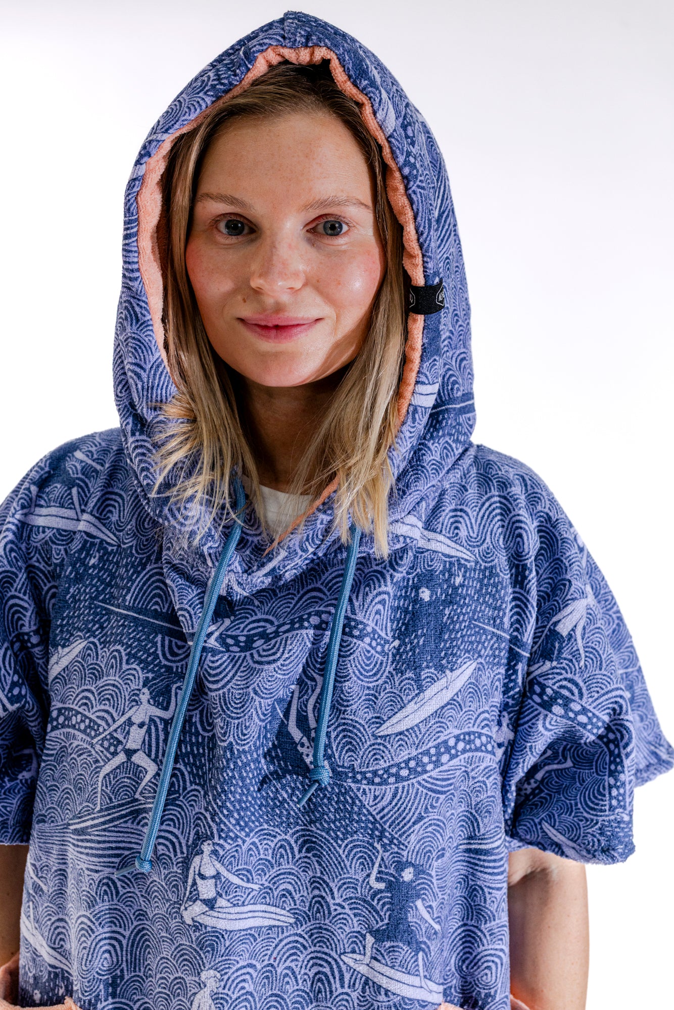 Poncho surf femme ALL-IN Surfing Madame capuche relevée, motif vagues et surf bleu marine
