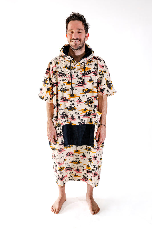 Poncho de surf ALL-IN Surf Is Free, vue de face, print îles tropicales écru et noir, SS26